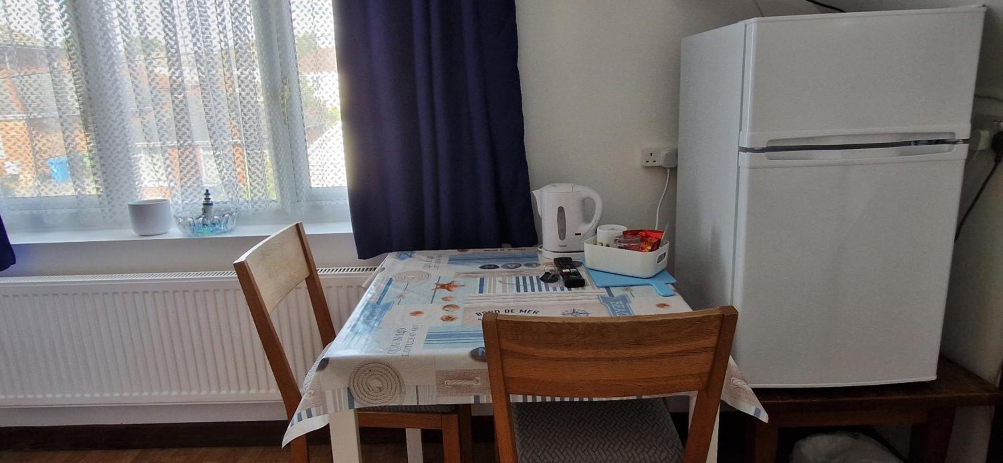Chezzas Homestay Poole Exterior photo