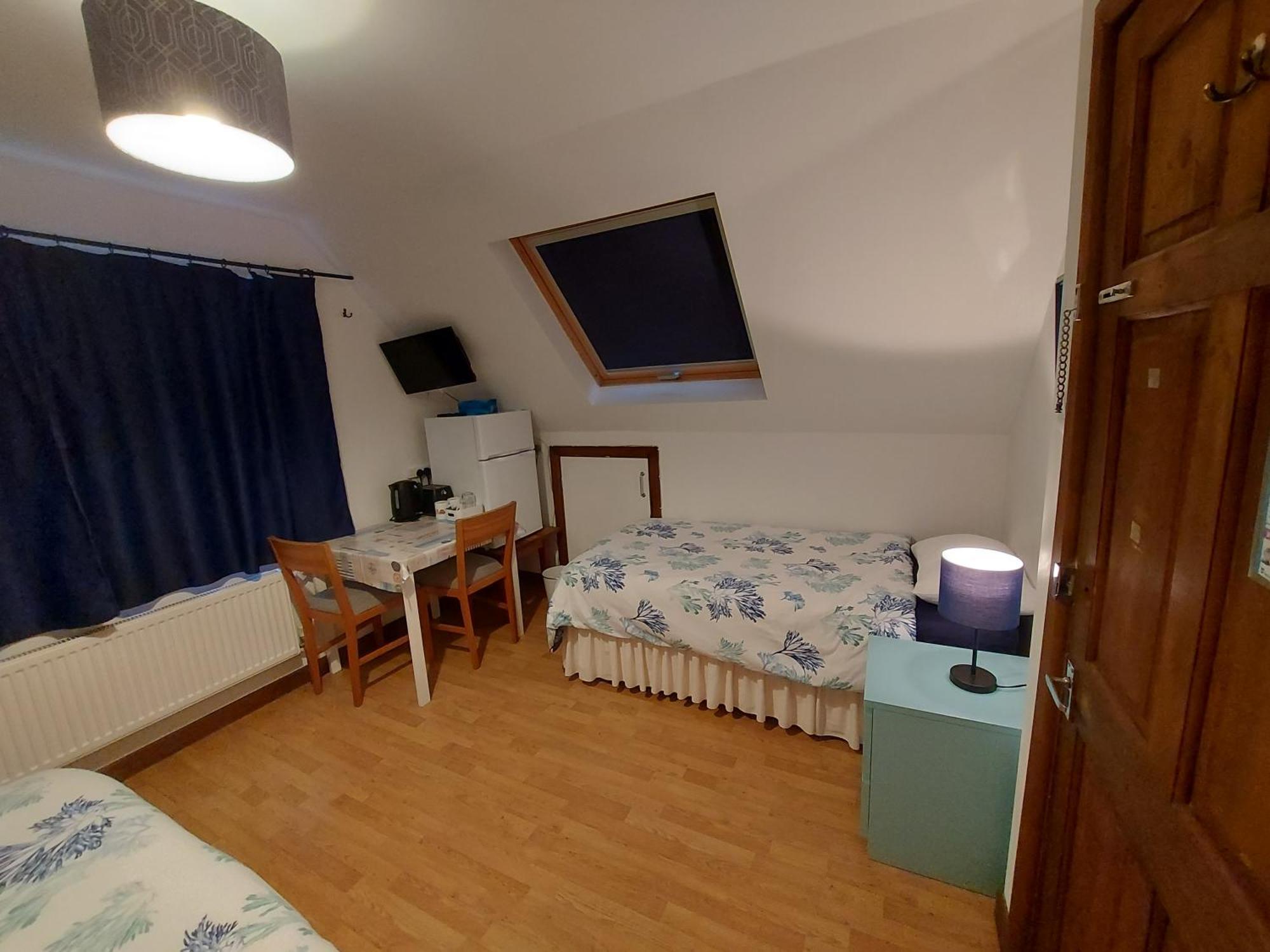Chezzas Homestay Poole Exterior photo
