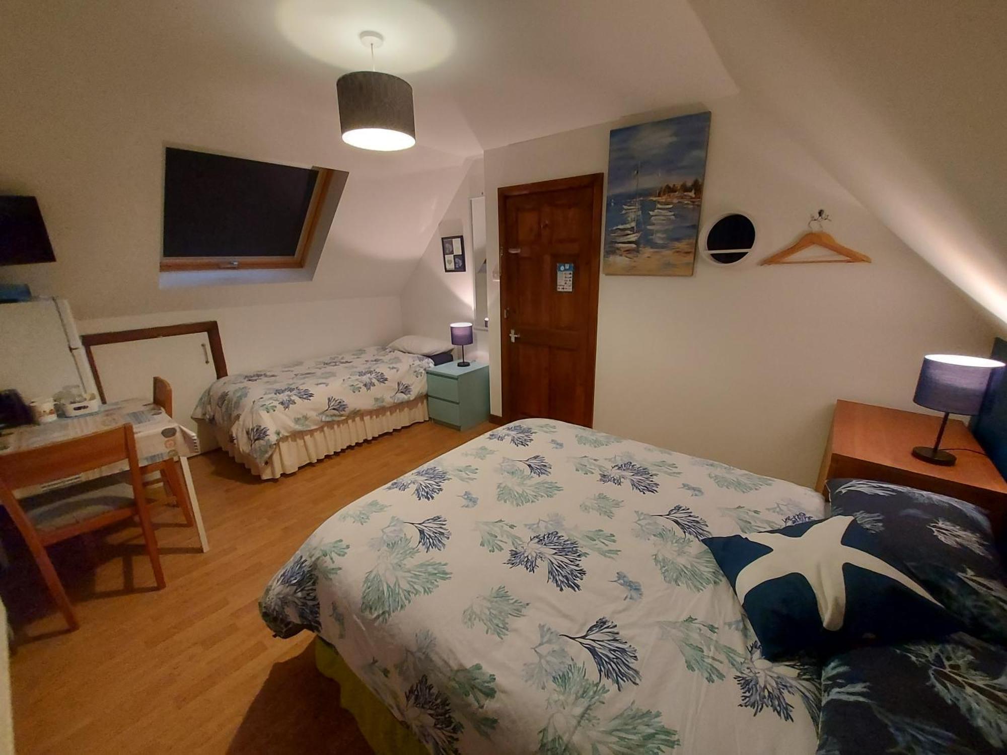 Chezzas Homestay Poole Exterior photo